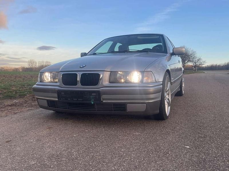 Silber Gebraucht 1997 BMW 318 Limousine | 6.500 € (Fairer Preis) - Bild 1/4