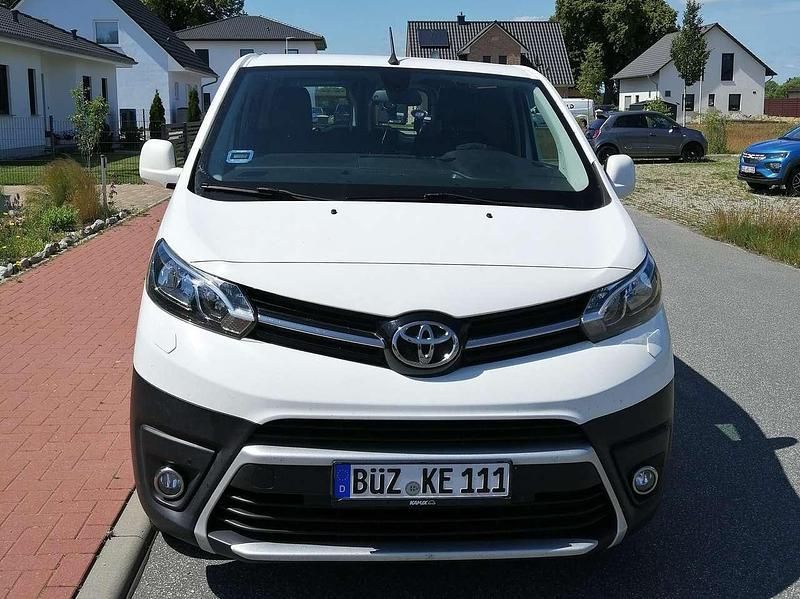 Weiß Gebraucht 2018 Toyota Proace Van | 17.999 € (Teuer) - Bild 1/4