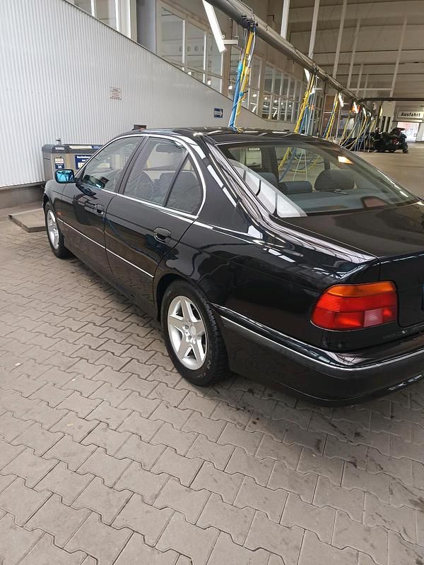 Schwarz Gebraucht 1999 BMW 520 Limousine | 3.900 € (Fairer Preis) - Bild 1/4