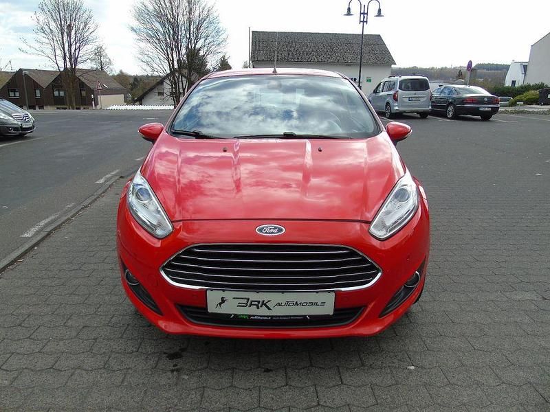 Gebraucht Ford Fiesta Titanium 101 PS (74 kW) 2013 Rot Kleinwagen