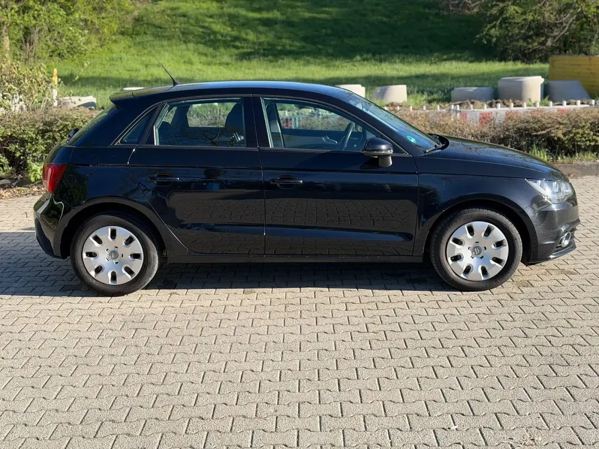 Gebraucht Audi A1 Sportback Attraction 105 PS (77 kW) 2013 Schwarz Kleinwagen