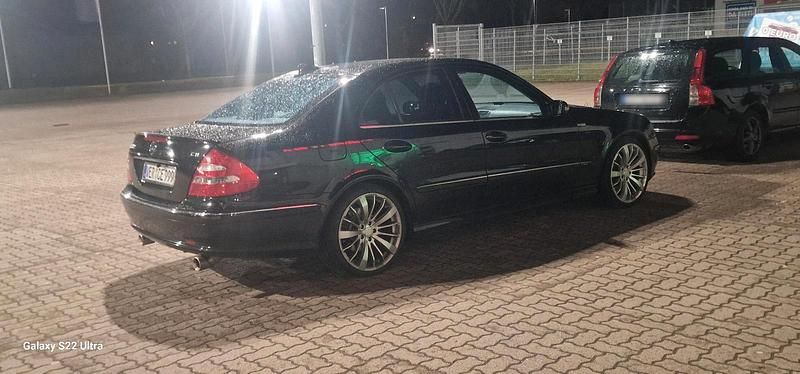 Second-hand Mercedes E240 170 CP (125 kW) 2004 Negru Berlinǎ