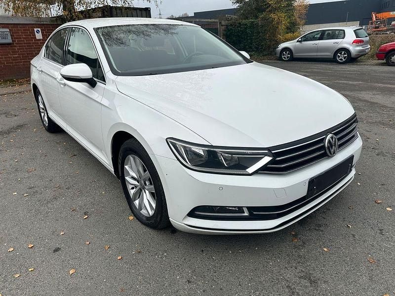 Weiß Gebraucht 2016 VW Passat Comfortline Limousine | 8.900 € (Fairer Preis) - Bild 1/4