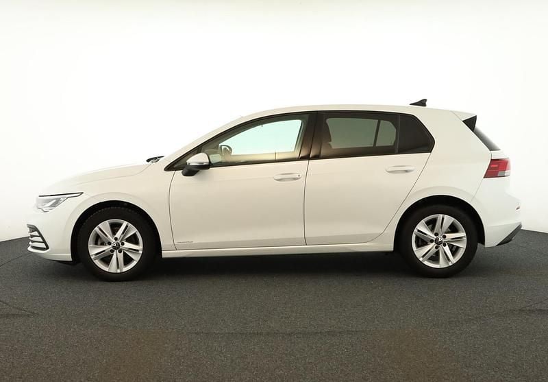 Gebraucht VW Golf Life 150 PS (110 kW) 2023 Oryxweiß perlmutteffekt SUV