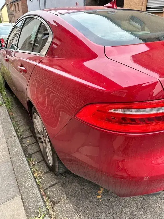 Gebraucht Jaguar XE Prestige 179 PS (131 kW) 2015 Rot Limousine