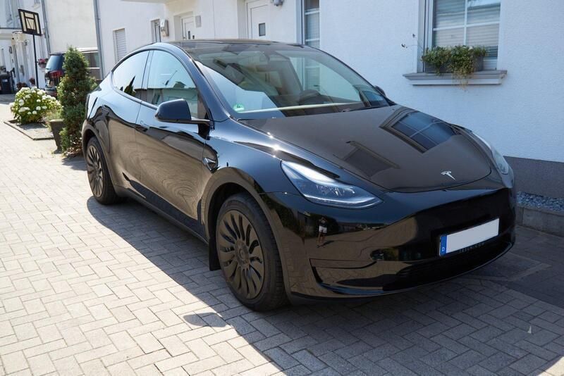 Schwarz Gebraucht 2024 Tesla Model Y Standard Range SUV | 41.500 € (Etwas zu teuer) - Bild 1/4