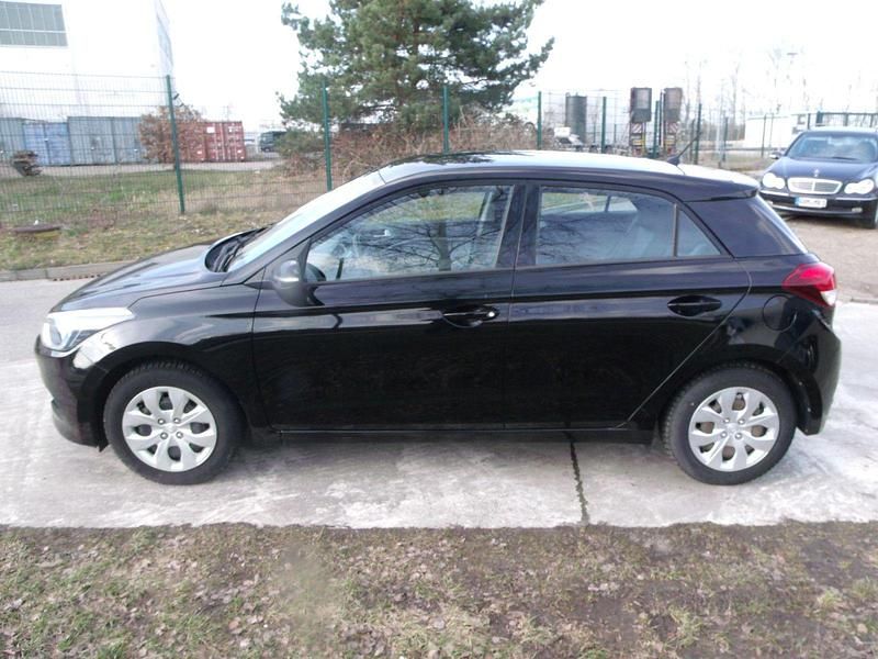 Gebraucht Hyundai i20 75 PS (55 kW) 2017 Schwarz Kleinwagen