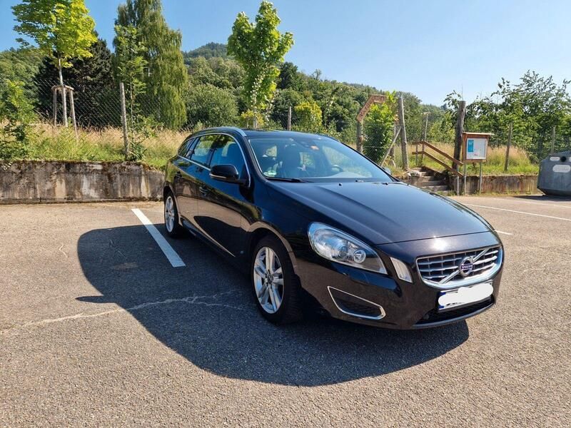 Schwarz Gebraucht 2013 Volvo V60 Summum Kombi | 6.900 € (Superpreis) - Bild 1/4