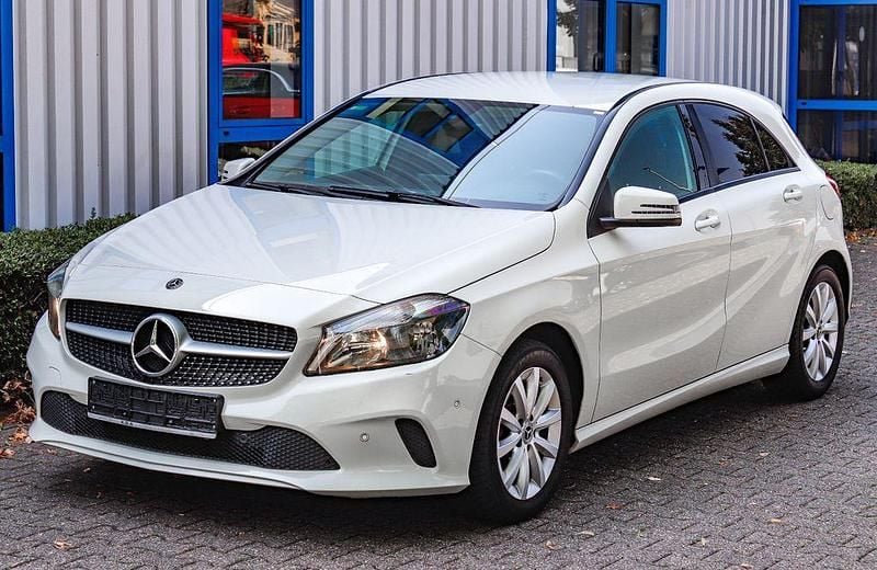 Calcitweiss/zirrusweiss Gebraucht 2017 Mercedes A160 Limousine | 9.690 € (Superpreis) - Bild 1/4