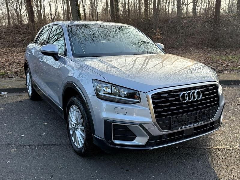 Silber Gebraucht 2019 Audi Q2 Design SUV | 13.999 € (Guter Preis) - Bild 1/4