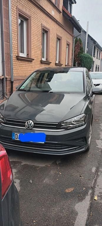 Grau Gebraucht 2018 VW Golf Sportsvan Comfortline Van / Kleinbus | 9.900 € (Superpreis) - Bild 1/2