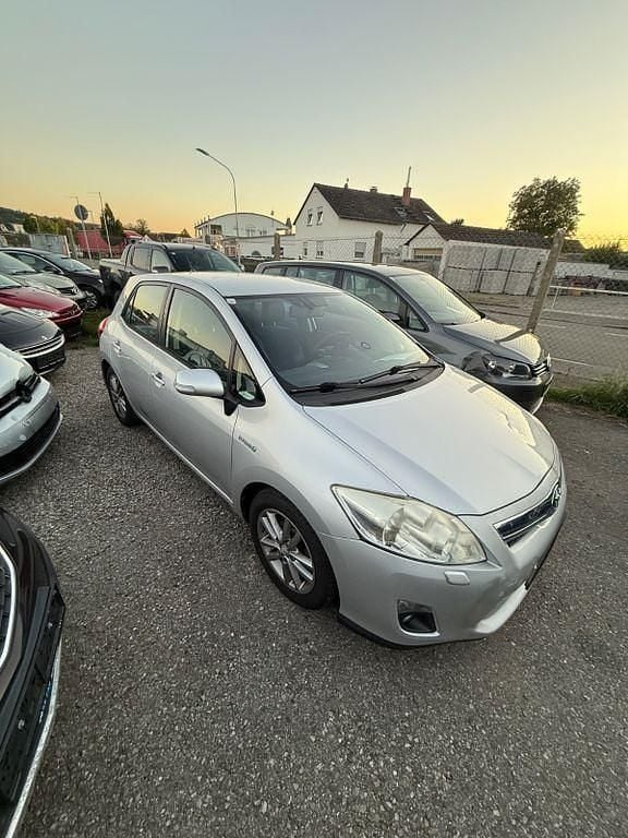 Grau Gebraucht 2010 Toyota Auris Hybrid Life+ Limousine | 4.350 € (Superpreis) - Bild 1/4