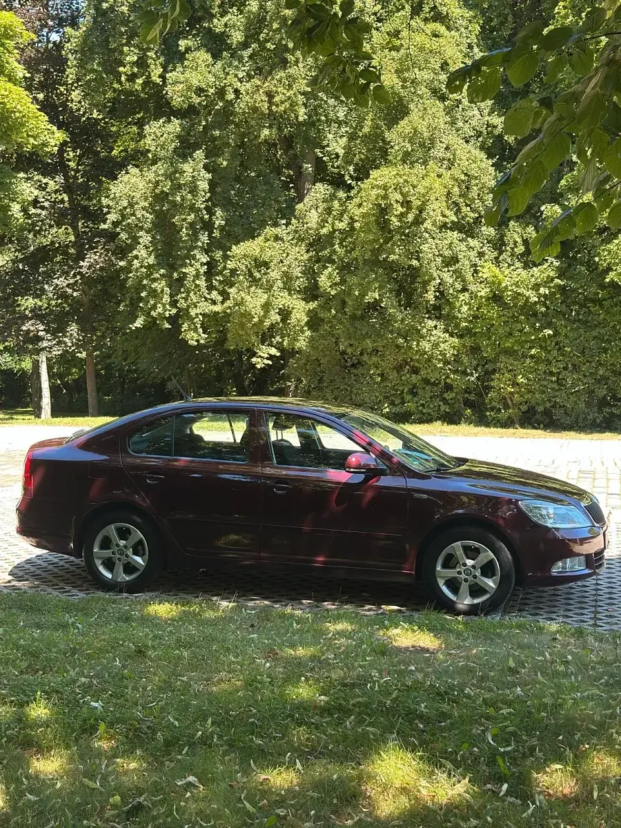 Gebraucht Skoda Octavia 106 PS (77 kW) 2012 Violet Limousine