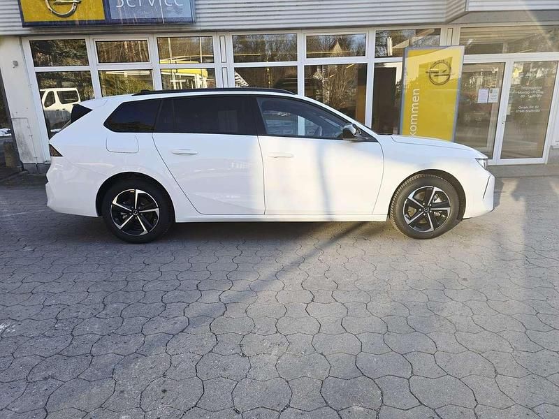 Neu Opel Astra Edition 131 PS (96 kW) 2025 Arktis weiss Kombi