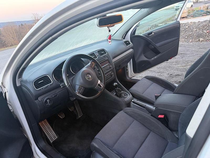Gebraucht VW Golf VI 105 PS (77 kW) 2011 Weiß Kleinwagen