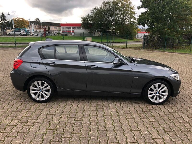 Grau metallic Gebraucht 2017 BMW 118 Urban Line Kleinwagen | 22.900 € - Bild 1/2