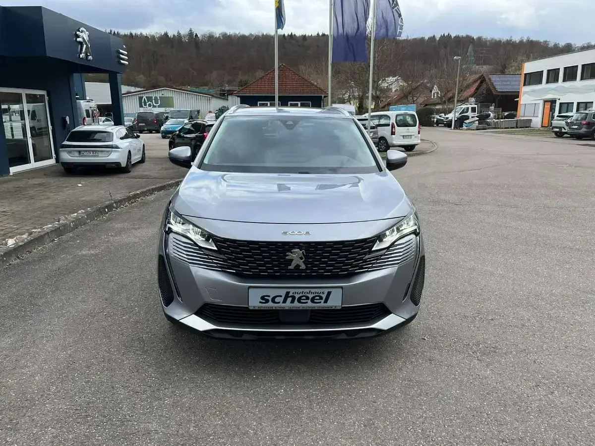 Gebraucht Peugeot 5008 Allure 131 PS (96 kW) 2021 Met. artense grau SUV