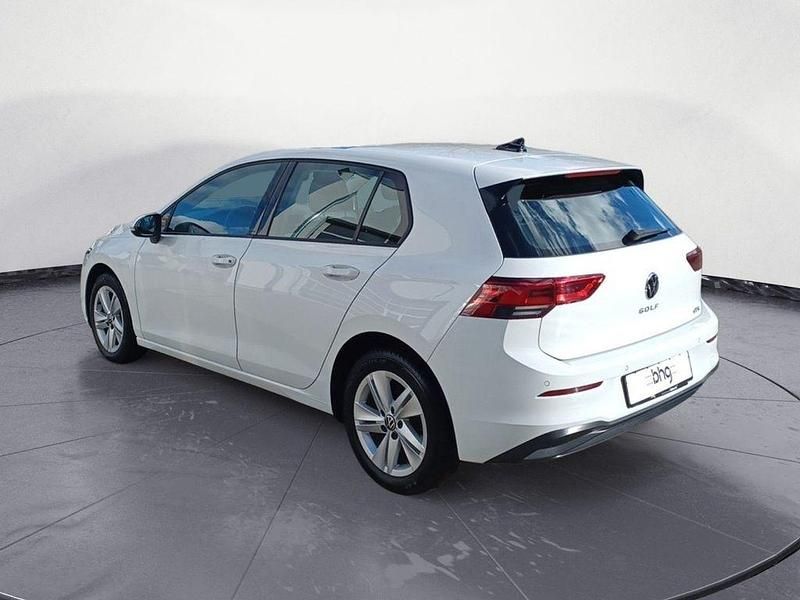 Gebraucht VW Golf Life 131 PS (96 kW) 2022 Weiß Limousine