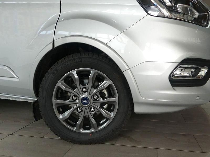 Gebraucht Ford Tourneo 170 PS (125 kW) 2023 Moondustsilber metallic Van / Kleinbus