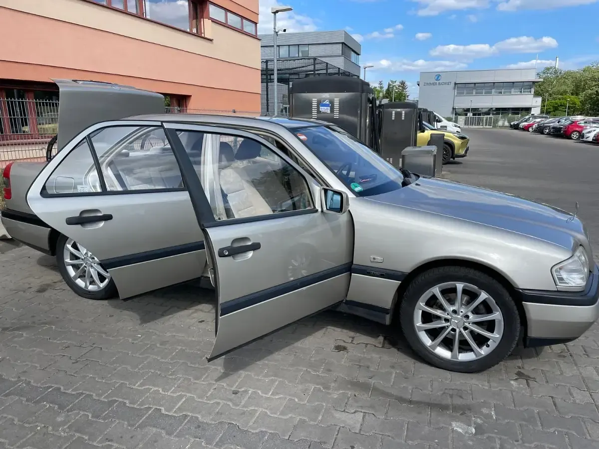 Gebraucht Mercedes C180 122 PS (89 kW) 1996 Grau Limousine