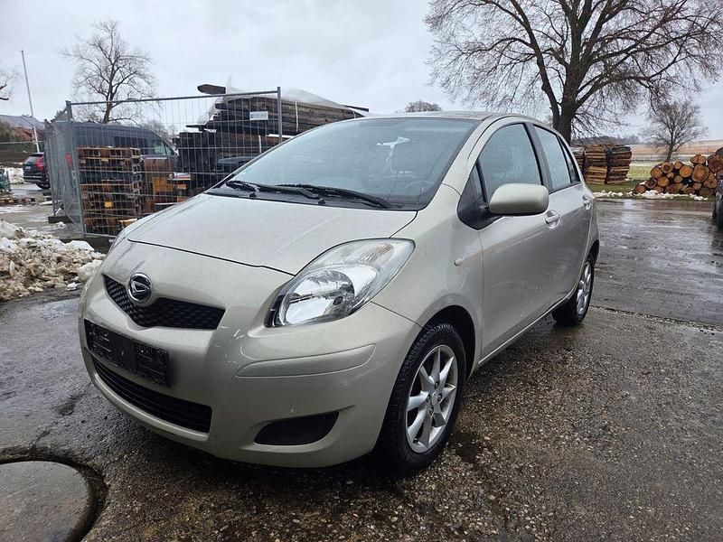 Gebraucht Toyota Yaris 99 PS (72 kW) 2012 Silber Kleinwagen