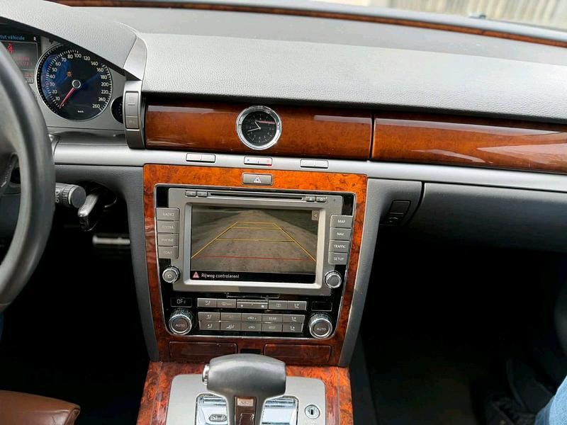 Gebraucht VW Phaeton 239 PS (175 kW) 2011 Braun Limousine