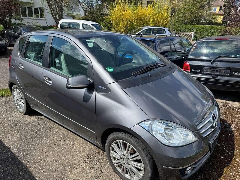 Mountaingrau met. Gebraucht 2011 Mercedes A160 Limousine | 3.600 € (Guter Preis) - Bild 1/4