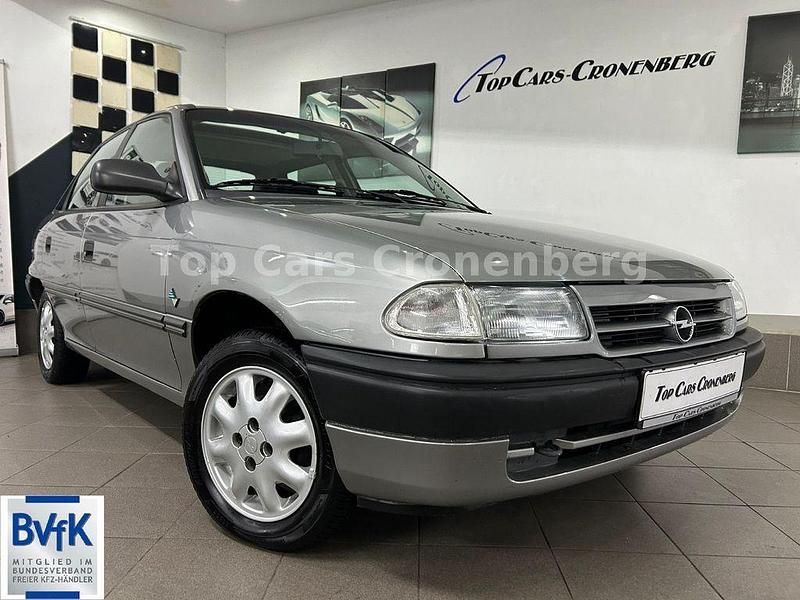 Grau Gebraucht 1994 Opel Astra Elegance Limousine | 4.950 € - Bild 1/4