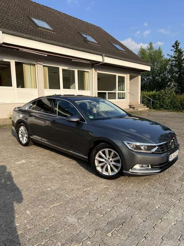 Grau Gebraucht 2015 VW Passat Comfortline Limousine | 17.000 € (Teuer) - Bild 1/4