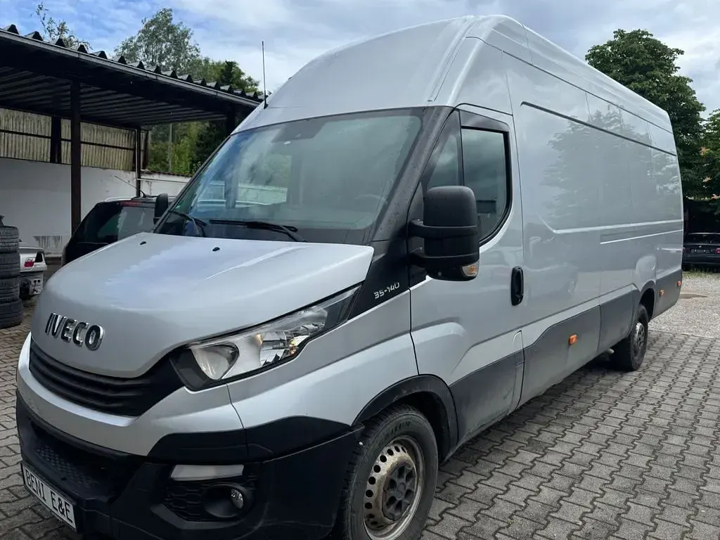 Gebraucht Iveco Daily 136 PS (100 kW) 2019 Silber Limousine