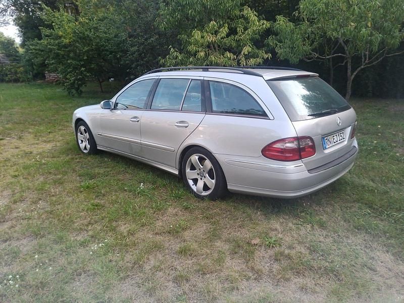 Silber Gebraucht 2004 Mercedes E500 Kombi | 4.100 € - Bild 1/4
