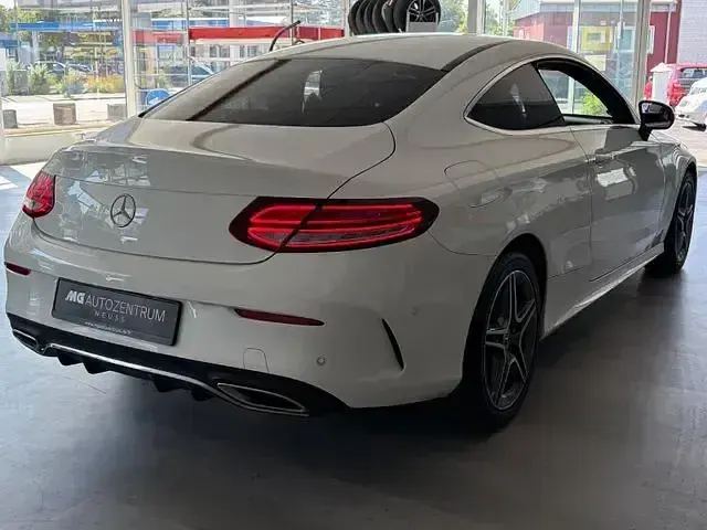 Gebraucht Mercedes C180 AMG line 156 PS (114 kW) 2019 Weiß Coupé