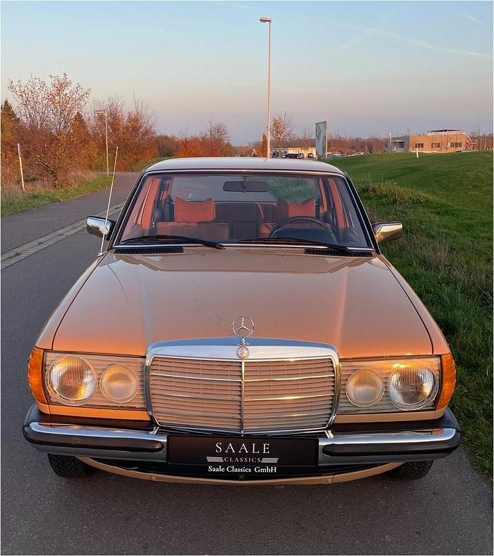 Gebraucht Mercedes 240 72 PS (52 kW) 1979 Beige Limousine