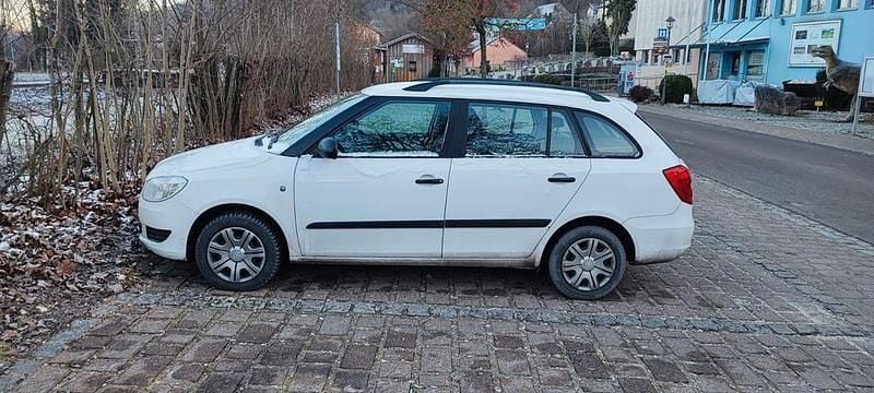 Weiß Gebraucht 2012 Skoda Fabia Active Kombi | 1.700 € (Guter Preis) - Bild 1/4