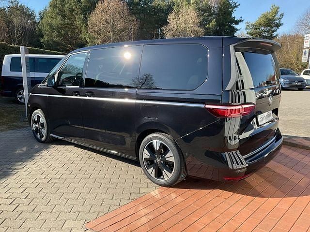 Second-hand VW Multivan Style 150 CP (110 kW) 2025 Negru Monovolum