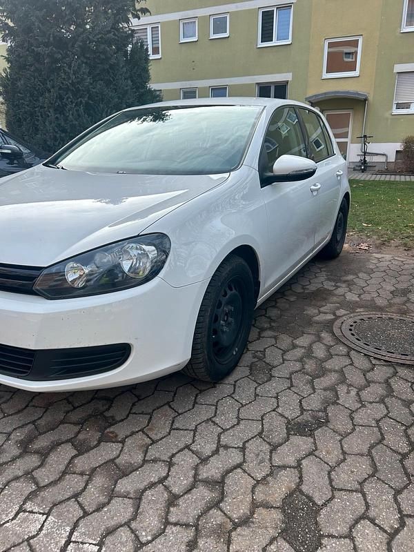 Gebraucht VW Golf VI 105 PS (77 kW) 2013 Weiß Kleinwagen