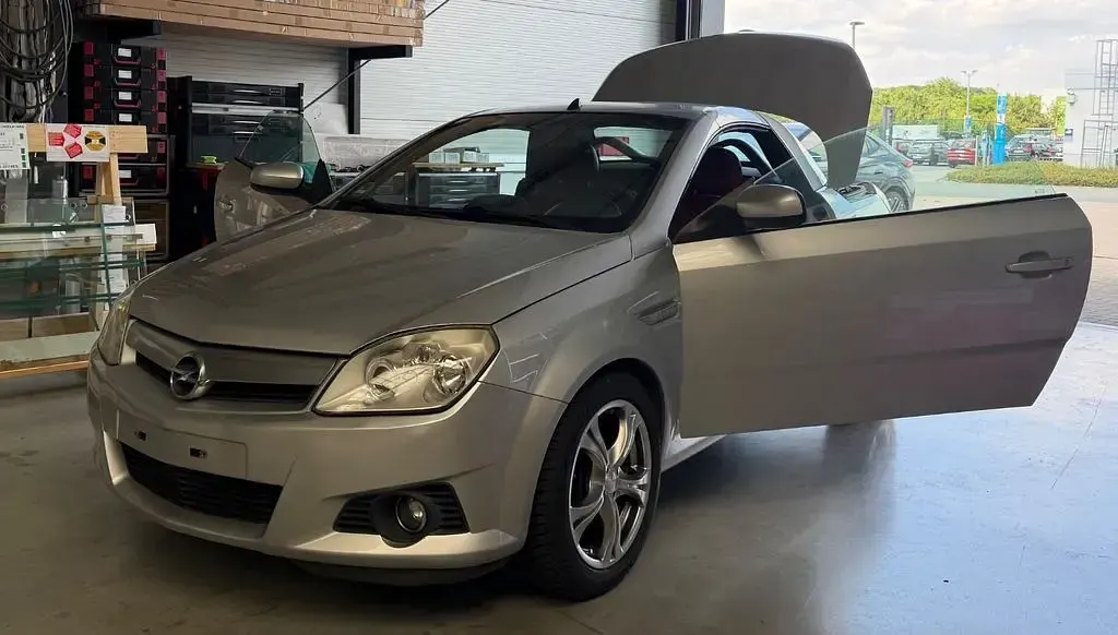 Gebraucht Opel Tigra 90 PS (66 kW) 2008 Silber Cabrio