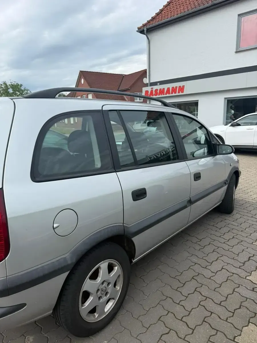 Gebraucht Opel Zafira 125 PS (91 kW) 2002 Silber Van / Kleinbus