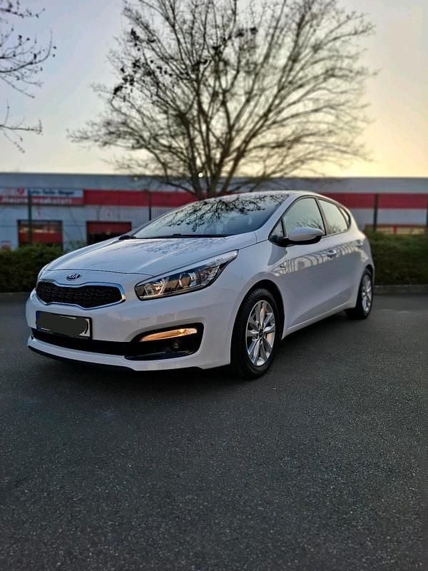 Gebraucht Kia Ceed 100 PS (73 kW) 2016 Weiß Kleinwagen