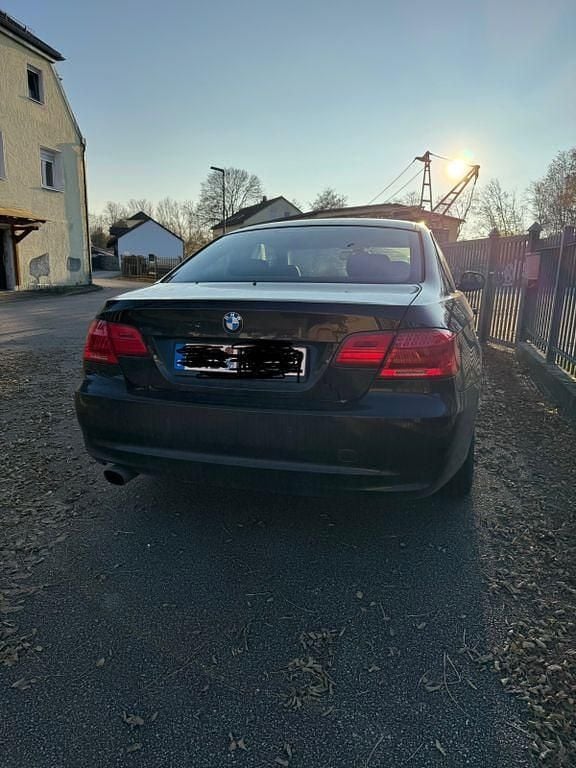 Gebraucht BMW 318 143 PS (105 kW) 2011 Schwarz Coupé