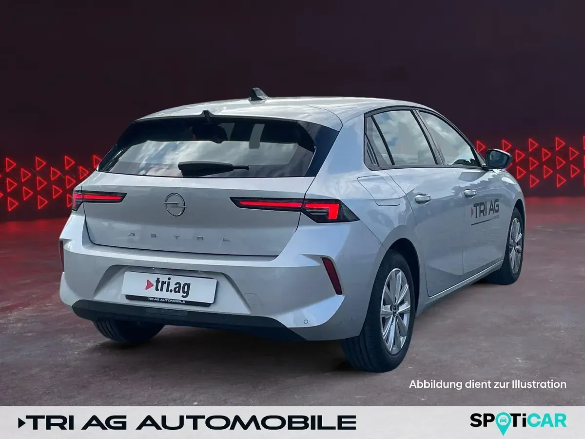 Używany Opel Astra Edition 131 KM (96 kW) 2025 Srebrny Sedan/Limuzyna
