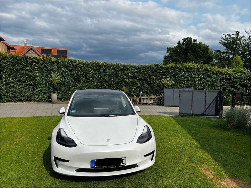 Weiß Gebraucht 2021 Tesla Model 3 Standard Range Plus Limousine | 24.500 € (Fairer Preis) - Bild 1/4