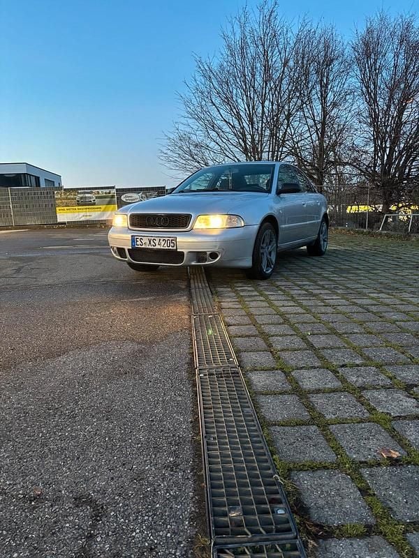 Silber Gebraucht 2000 Audi A4 Limousine | 1.300 € (Guter Preis) - Bild 1/4