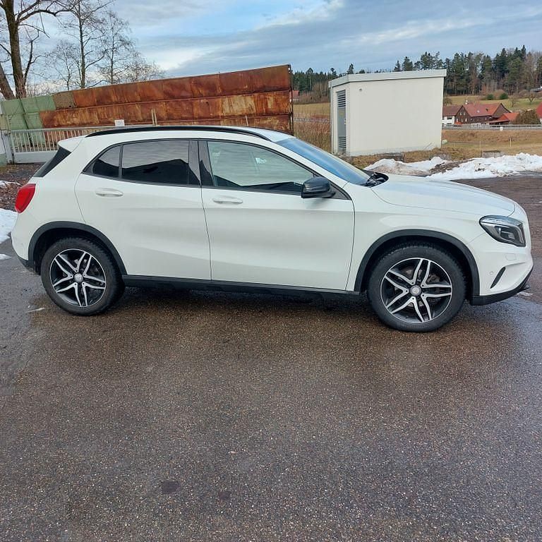 Weiß Gebraucht 2016 Mercedes GLA200 SUV | 15.500 € (Guter Preis) - Bild 1/4