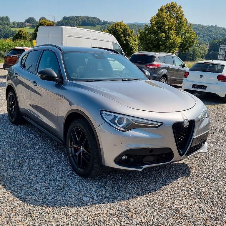 Grau Gebraucht 2019 Alfa Romeo Stelvio Tech Edition SUV | 15.990 € - Bild 1/4