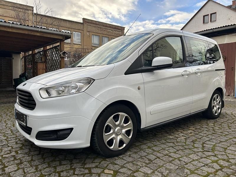 Gebraucht Ford Tourneo Courier Trend 101 PS (74 kW) 2015 Weiß Van / Kleinbus