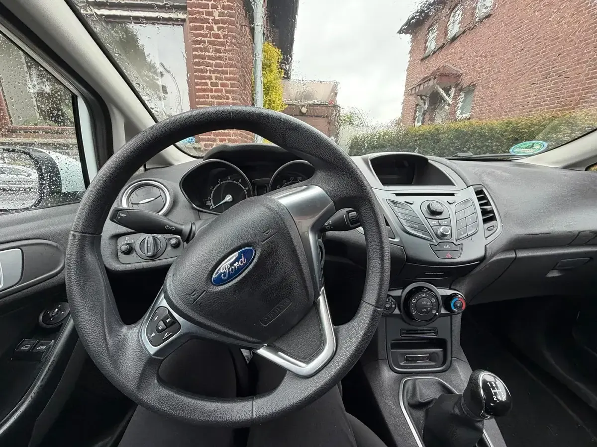 Usata Ford Fiesta 81 CV (59 kW) 2014 Bianco Utilitaria