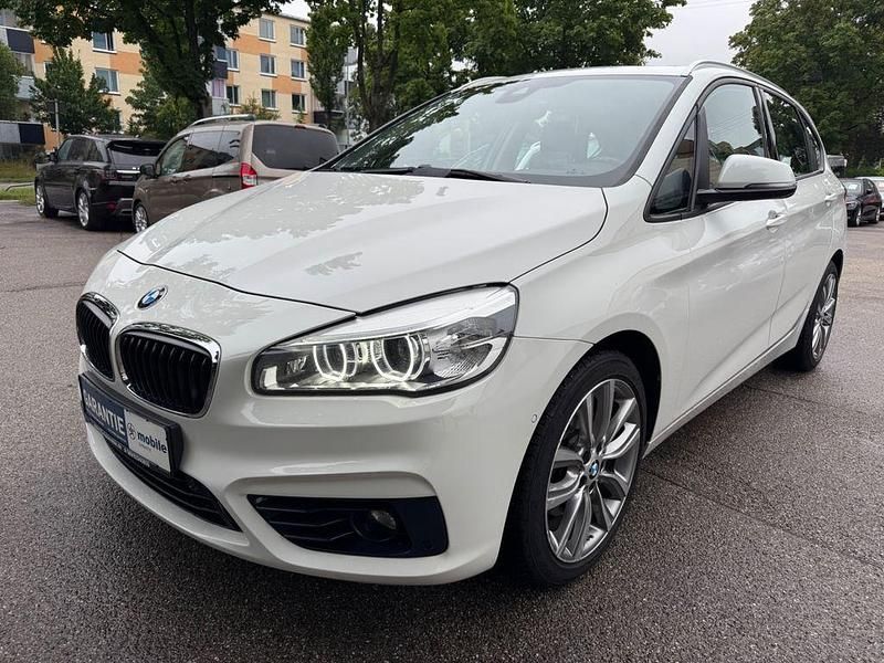 Weiß Gebraucht 2015 BMW 220 Active Tourer Sport Line Van / Kleinbus | 11.999 € (Fairer Preis) - Bild 1/4