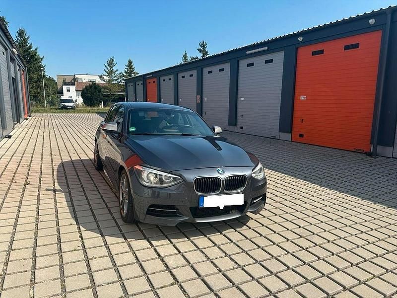 Grau Gebraucht 2012 BMW M135 M Performance Kleinwagen | 13.500 € (Superpreis) - Bild 1/4