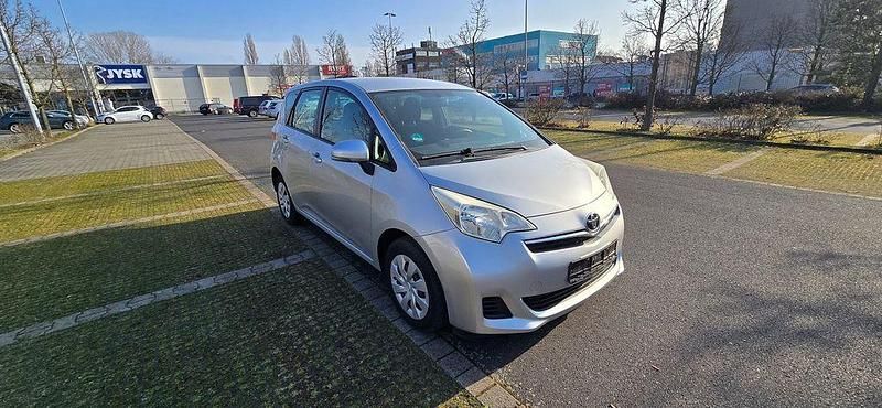 Gebraucht Toyota Verso-S 99 PS (72 kW) 2014 Silber Van / Kleinbus